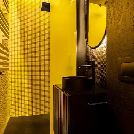 Modern Living In The Old Town 아파트