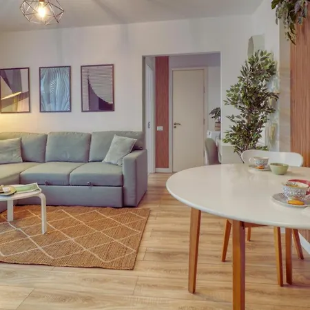 Modern Living In The Old Town Apartman *