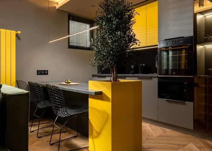 Апартаменти Modern Living In The Old Town *